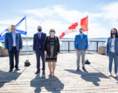 Intervenants pour l’annonce du traversier de Bedford (de gauche à droite) : Mike Savage, maire de la municipalité régionale de Halifax; Geoff Regan, député de Halifax Ouest; Kelly Regan, vice-premier ministre, au nom de Chuck Porter, ministre de l’Énergie et des Mines; Andy Fillmore, secrétaire parlementaire du ministre de l’Infrastructure et des Collectivités; et Rafah DiCostanzo, député provincial de Clayton Park Ouest.   &mdash;  Communications Nova Scotia