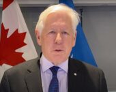 L’honorable Bob Rae, récipient d’un doctorat honorifique.   &mdash; Université Sainte-Anne