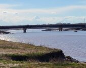 Depuis quelque temps, la rivière Petitcodiac coule sous le nouveau pont. &mdash; Marc Poirier - Francopresse