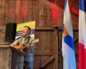 Marcel Aymar, a fait une performance géniale qui a commencé par une improvisation expliquant son aventure jusqu’à cette chanson, Baie Sainte-Marie.   &mdash; Amber d’Entremont