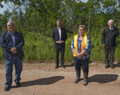 Devant un boisé de New Ross qui a récemment subi une éclaircie précommerciale (une forme de sylviculture), de gauche à droite : Jeff Bishop, directeur exécutif de Forest Nova Scotia, le premier ministre Iain Rankin, David Sutherland, coordonnateur de l’Association for Sustainable Forestry, et Debbie Reeves, propriétaire d’un boisé privé.   &mdash; Communications Nova Scotia