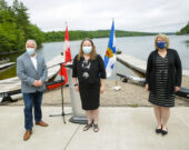 De gauche à droite, Darrell Samson, député de Sackville-Preston-Chezzetcook, Nadine Lamontagne, commodore du club, Kelly Regan, vice-premier ministre.   &mdash; Communications Nova Scotia