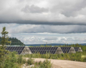 L’aboutissement d’un ambitieux projet de ferme solaire permet maintenant à la communauté [d’Old Crow] de générer sa propre énergie verte et même bientôt, dès juillet 2021, de stocker celle-ci dans un système de batteries décentralisé. &mdash; Courtoisie Gouvernement Vuntut Gwitchin)