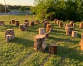 Bancs d’école à l’extérieur du CSAP.   &mdash; Lucien Comeau