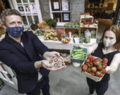 Le premier ministre Iain Rankin et la directrice du Halifax Brewery Market, Cath Morley, tiennent des produits frais et les coupons du marché.   &mdash; Communications Nova Scotia