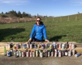 Candice Phibbs montrant quelques bouteilles et canettes contenant des boissons alcoolisées récupérées dans les fossés.   &mdash; gracieuseté Candice Phibbs