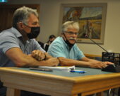 Allister Surette, à gauche, et Guy LeBlanc devant le Conseil municipal de Clare. &mdash; Richard Landry