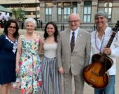 De gauche à droite, la famille de Ramona, Josée et Weldon Boudreau avec l’honorable Arthur LeBlanc et son épouse Patsy. &mdash; Lucien Comeau