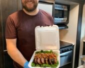 Jean-Daniel Comeau présente l’épaule de porc de l’équipe Rien de fancy.   &mdash; Lucien Comeau