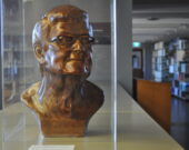Le buste d’Elsie Basque présenté dans la bibliothèque au campus de l’Université Sainte-Anne.   &mdash; Richard Landry