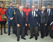 Quelques participants aux cérémonies du 11 novembre à Saulnierville, de gauche à droite : Howard Blinn et Russell Comeau en avant, et en arrière : Sgt Daniel Gaudet de la GRC, Capt Jacques Robicheau, Sgt Christien Deveau, Cpl Jeff LeBlanc de la GRC, Dean Penney, Sandra Penney et Hubert Titus.   &mdash; Richard Landry