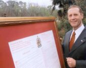 Warren Perrin avec la Proclamation royale de la Reine Elizabeth en 2003.   &mdash; Gracieuseté, Musée Acadien-Erath)