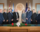 De gauche à droite : le conseiller Nil Doucet (District 1), le conseiller Carl Deveau (District 4), le conseiller Philippe Gaudet (District 3), le conseiller Danny Hill (District 2), la conseillère Nadine Comeau (District 7), le nouveau préfet Yvon LeBlanc (District 8), le conseiller Brian Comeau (District 5) et le nouveau sous-préfet Eric Pothier (District 6).  