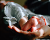 La province a annoncé à la fin novembre qu’elle mettait fin aux alertes à la naissance, tout en promettant d’offrir un meilleur encadrement ainsi que du soutien supplémentaire aux nouvelles familles en ayant besoin.   &mdash; Omar Lopez – Unsplash