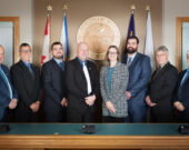 De gauche à droite : le conseiller Nil Doucet (District 1), le conseiller Carl Deveau (District 4), le conseiller Philippe Gaudet (District 3), le conseiller Danny Hill (District 2), la conseillère Nadine Comeau (District 7), le nouveau préfet Yvon LeBlanc (District 8), le conseiller Brian Comeau (District 5) et le nouveau sous-préfet Eric Pothier (District 6).  