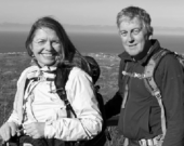 L’avocat Réjean Aucoin et son épouse Yolande, tout sourire lors d’une de leurs nombreuses randonnées. Nous leur souhaitons le meilleur pour leur retraite. Cette équipe mari et femme qui a travaillé côte à côte pendant 28 ans peut maintenant profiter d’une de ses passions, passer du temps en plein air, aimer la nature.   &mdash; gracieuseté