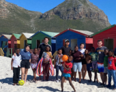 Julien Comeau, à droite, avec des bénévoles et les enfants de l’école à la plage à Cape Town, Afrique du Sud.   &mdash;  gracieuseté Julien Comeau