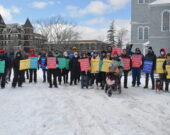 Le groupe de professeurs et bibliothécaires devant le campus 
de l’Université.  &mdash; Richard Landry