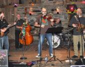 Les musiciens du groupe Cadie au spectacle du Mardi gras, de gauche à droite : Simon Robichaud, Marcel Weaver, Sébastien Dol, Gérald Thériault et Gilles Saulnier.  
 &mdash; Richard Landry