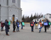 Les manifestants se rassemblent devant l’église Sainte-Marie à la Pointe-de-l’Église. 
Ci-dessous, les marcheurs le long de la route vers l’université.  &mdash;  Richard Landry