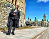 Chris d’Entremont devant l’édifice de l’Ouest du Parlement canadien. — Page Facebook Chris d’Entremont