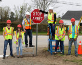 Sur la photo, à Clare, le ministre des Affaires acadiennes et de la Francophonie, Colton LeBlanc, et
la ministre des Travaux publics, Kim Masland, ont été rejoints par les élèves qui ont lancé le projet : Blake Theriault, Crystal Madden, Nicole Thibodeau et Géatan Deveau. &mdash; (Crédits : La Société acadienne de Clare)