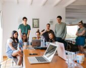 Codes du travail bousculés, jeunes en réunion &mdash; Photo : Fox — Pexels