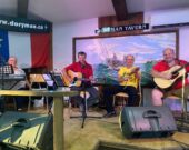 Groupe de musique pour le kitchen party au Doryman Pub & Grill pour célébrer la Fête nationale des Acadiens à Chéticamp. De gauche à droite : Marcella Doucet, Gélas Deveaux, Chester Delaney et Claude Bourgeois. &mdash; PHOTO(S) - Rosie Aucoin-Grace