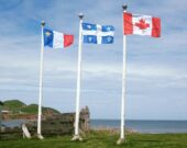 Le drapeau du Québec, de l’Acadie et du Canada hissé lors de la Fête nationale de l’Acadie &mdash; PHOTO - Facebook (Société Nationale de l'Acadie)