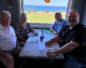 Ray et Brenda Trahan, à gauche, ont rencontré Larry Peach, gérant du Tourisme, et Stéphane Cyr, directeur général de la municipalité de Clare. — PHOTO - Gracieuseté