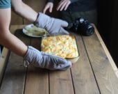 En utilisant la lumière naturelle parvenant de la fenêtre, l’équipe dépose le gratin de pommes de terre péruvien de Ridina Rivera sur des planches de bois afin de prendre des photos du mets pour l’application. — PHOTO(S) - Jean-Philippe Giroux