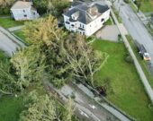 Des arbres abattus bloquent la route à Sydney au Cap-Breton. &mdash; PHOTO - Facebook (Nova Scotia Government)