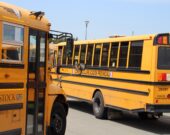 Les autobus scolaires du CSAP à l’extérieur d’une école &mdash; PHOTO - Gracieuseté - CSAP