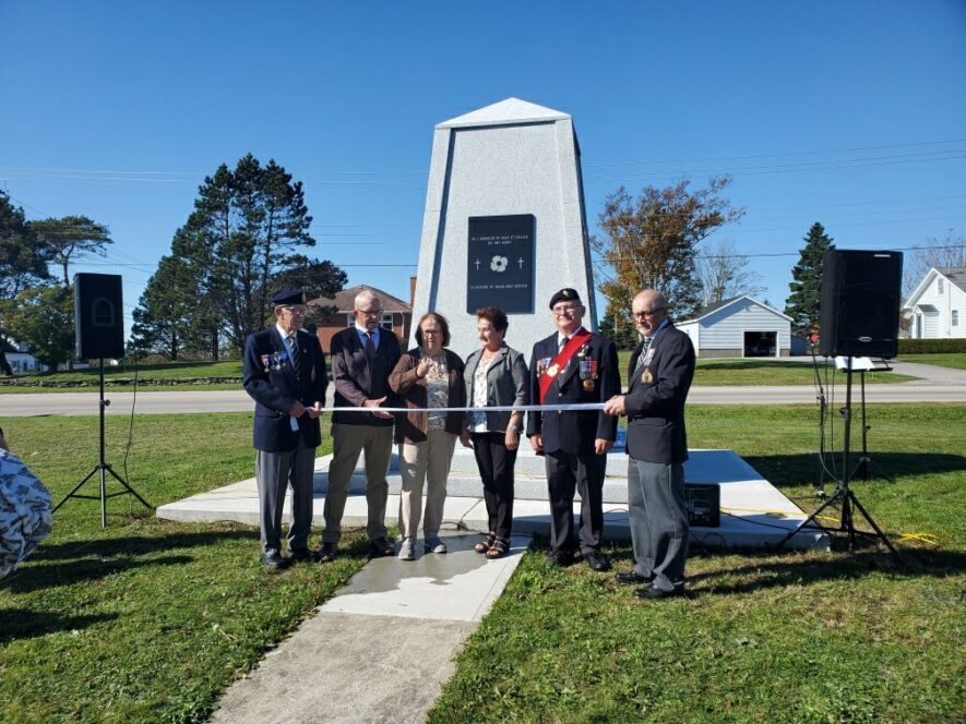 Lors de la coupe du ruban, de gauche à droite : Jean-Bernard d’Entremont, Paul C. d’Entremont, Cora d’Entremont, Sandra d’Entremont, Gilles Bourque et Ken Jacquard. — PHOTO - Réal Boudreau