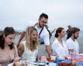 Le Programme d’amélioration culinaire Clare-Argyle, financé par l’APECA, a aidé des entrepreneurs locaux comme Shane Robicheau (debout) du Ptit Robicheau, qui prévoit de lancer une expérience de « dîner au fond de l’océan » en 2023.  &mdash; PHOTO - Courtoisie