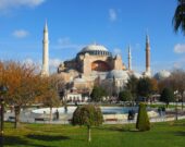 La mosquée Sainte-Sophie à Istanbul, anciennement Constantinople, en Turquie.  &mdash; PHOTO - Berlinaut ; Wikimedia