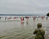 La baignade de l’ours polaire à Port Morien au Cap-Breton. Pas de neige et pas de glace, mais brrr, c’est quand même l’hiver ! &mdash; PHOTO(S) - Clermont Charland