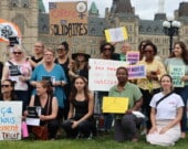 Après la décision de la Cour suprême des États-Unis de renverser l’arrêt Roe c. Wade, le 24 juin 2022, une cinquantaine de personnes se sont rassemblées devant le Parlement à Ottawa pour que l’accès à l’avortement soit universel, légal et sécuritaire pour les femmes au Canada.  &mdash; PHOTO - Inès Lombardo - Francopresse