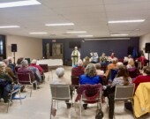 Le père Daniel Doucet célébrant la messe au CCÉA le 14 janvier 2023. &mdash; PHOTO - Clermont Charland
