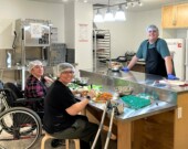 Nicolette Deveau, Sara Muise et Marcien Thimot travaillent dans la cuisine. &mdash; PHOTO(S) - Lisa Doucette