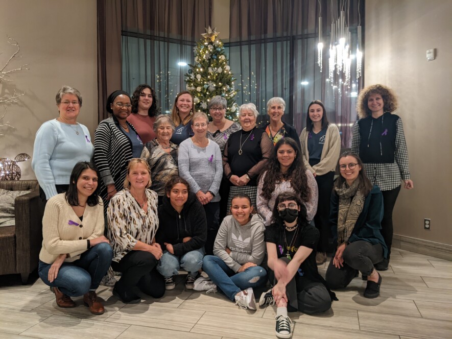 La photo de groupe a été prise pendant la rencontre provinciale du 26 novembre. Elle inclut le conseil d’administration, les employées et quelques membres du comité jeunesse de la FFANE.  — PHOTO - FFANE
