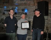 Éric Dow, présentateur, et Mary Ann Gauvin, présidente de la SAC, ont présenté le Certificat de reconnaissance à François Thibault.  &mdash; PHOTO(S) - Richard Landry