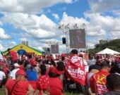 Écrans géants installés pour la foule nombreuse venue assister à l’investiture du président brésilien Lula da Silva, le 1er janvier 2023. — PHOTO - Sintegrity; image rognée par l’auteur