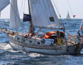 On peut voir sur cette photo le nom d’Eddie Arsenault inscrit sur le bâteau de Kirsten Neuschäfer.   Eddie a été la personne clé qui s’est donné corps et âme afin que le bateau de Kirsten soit prêt pour la course.  — PHOTO - JL Lhomond (GGR 2022)