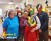 L'artiste en résidence Diane Bourgeois pose avec des visiteurs qui ont participé aux ateliers de fabrication de masques au Centre de la Mi-Carême à Grand-Étang. &mdash; PHOTO(S) - Rosie Aucoin-Grace