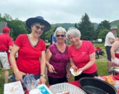 Ces trois dames semblent s'amuser comme des folles en participant aux festivités de la fête du Canada au parc national des Hautes-Terres-du-Cap-Breton à Chéticamp. &mdash; PHOTO(S) - Lisette Bourgeois