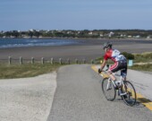 Un cycliste à la plage Mavillette lors d'une édition antérieure. &mdash; PHOTO - Marc d’Entremont