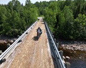 Kix Marshall en train de rouler sur les petites routes de l’Ontario. 
 &mdash; PHOTO(S) - De gracieuseté - Kix Marshal
