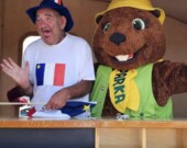 Parks et Clarence saluent la foule lors du défilé du Festival de l'Escaouette. &mdash; PHOTO(S) - De gracieuseté