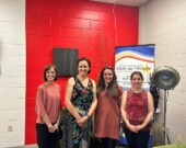 Lise Poirier, gestionnaire des partenariats acadiens et francophones de l’Office des Affaires acadiennes et de la Francophonie, Atika Bayebane, directrice générale du centre communautaire Étoile de l’Acadie, ainsi que Margot Pozza et Marine Mercier. &mdash; PHOTO - Clermont Charland
